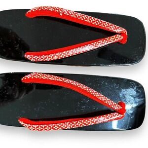 Black and red Japanese women's Kona get sandals 9.5" x 3.5"
